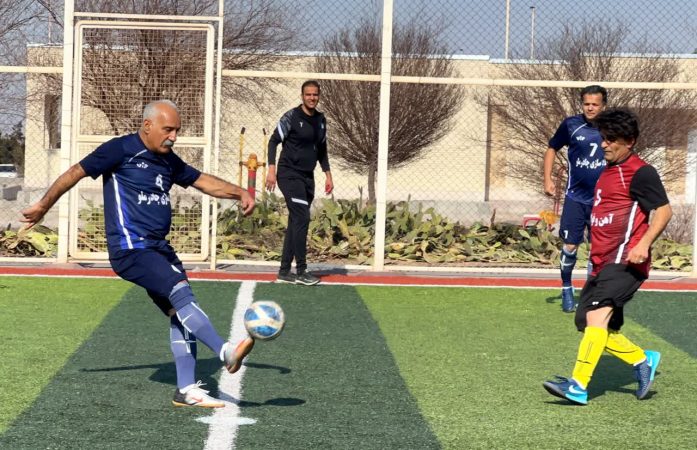 پیشکسوتان مجتمع صنعتی چادرملو پا به توپ شدند